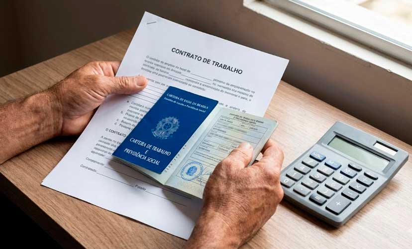 Feriado Trabalhado na Jornada 12x36: 2 Trabalhador analisando contrato de trabalho e carteira profissional para verificar direitos de feriado